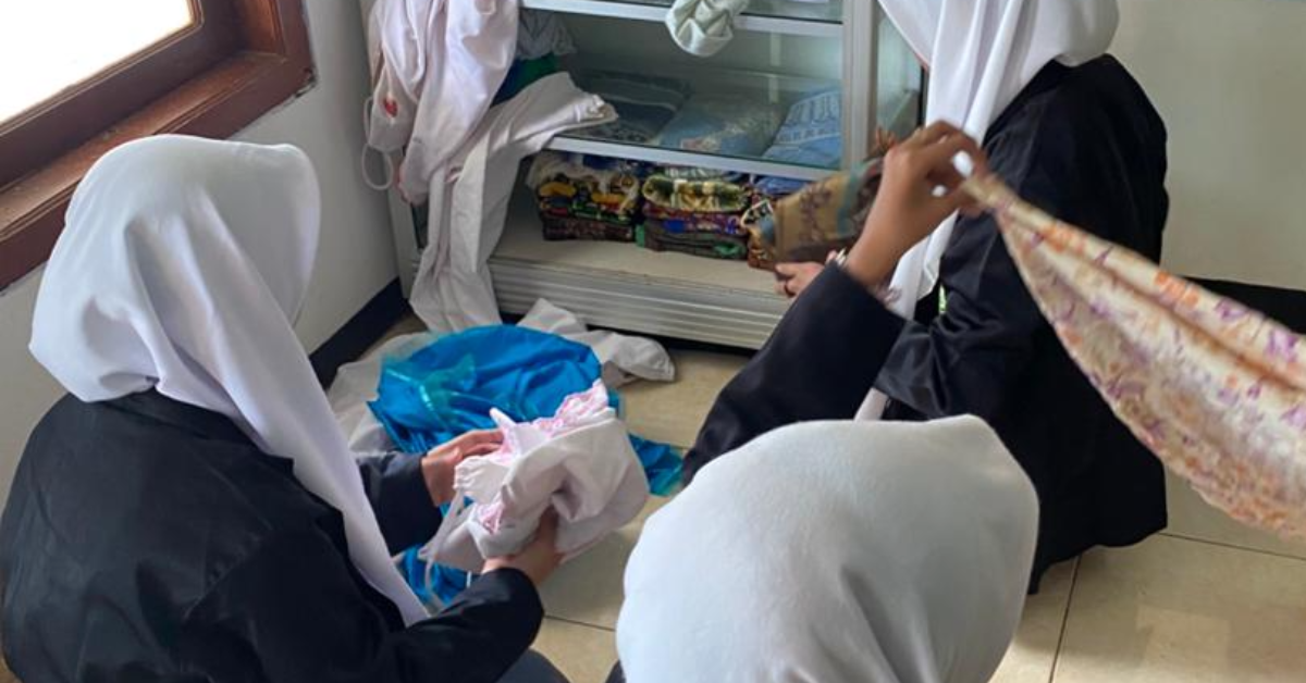 Bersih-bersih posko, TPQ dan musholla terdekat di Desa Rogoselo 