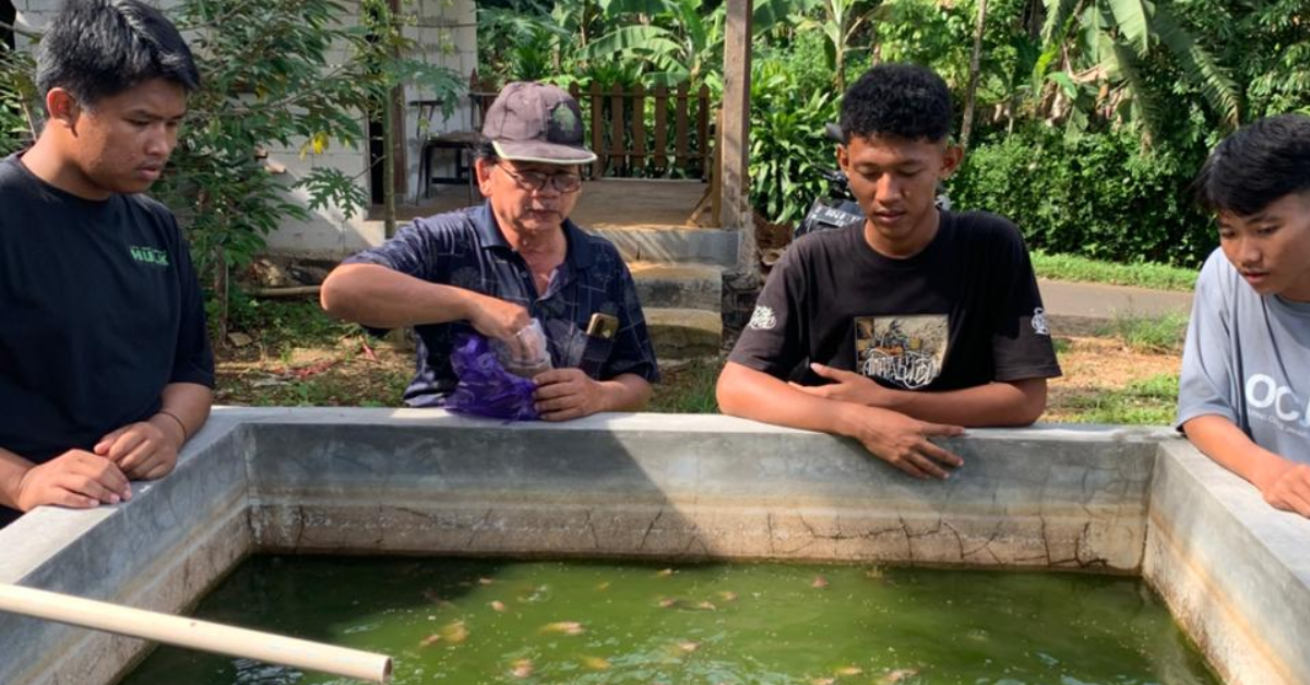 Berkebun bersama kepala TPQ di Desa Rogoselo