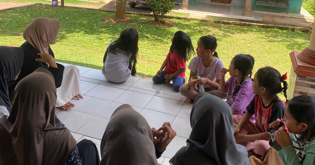 Bermain bersama anak-anak Desa Rogoselo