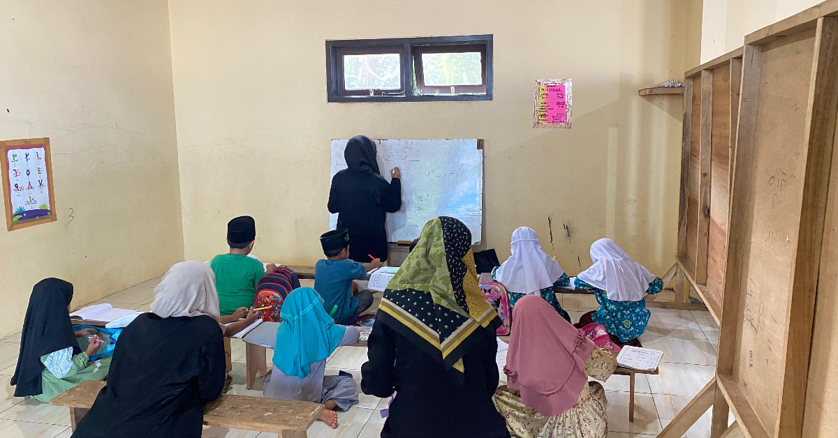 Mengajar ngaji di TPQ Nurul Hidayah di Desa Rogoselo 