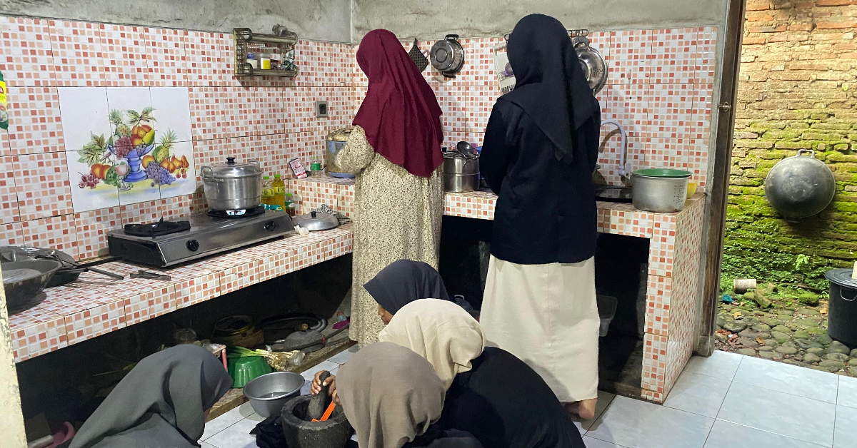 Membantu memasak ibu posko