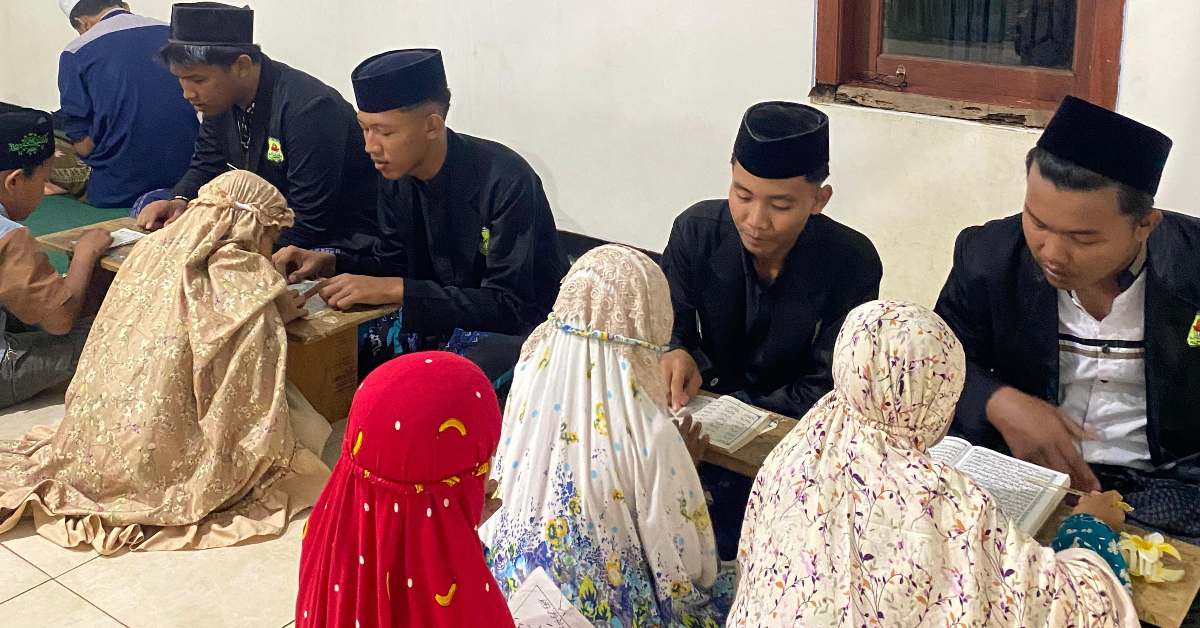 Mengajar ngaji ba'da Maghrib di Desa Rogoselo