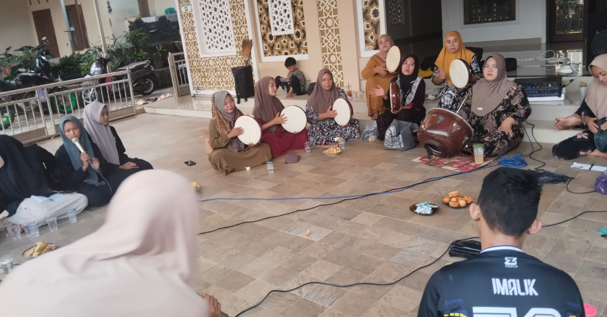 latihan hadroh bareng ibu-ibu desa Rogoselo