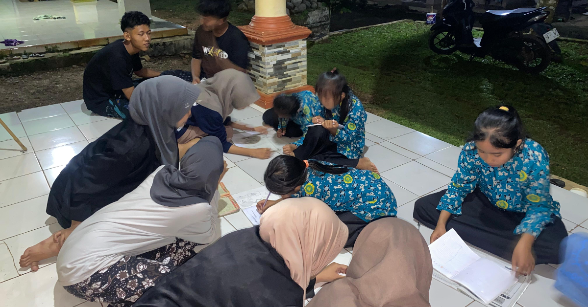 Bimbingan belajar untuk anak-anak di Desa Rogoselo