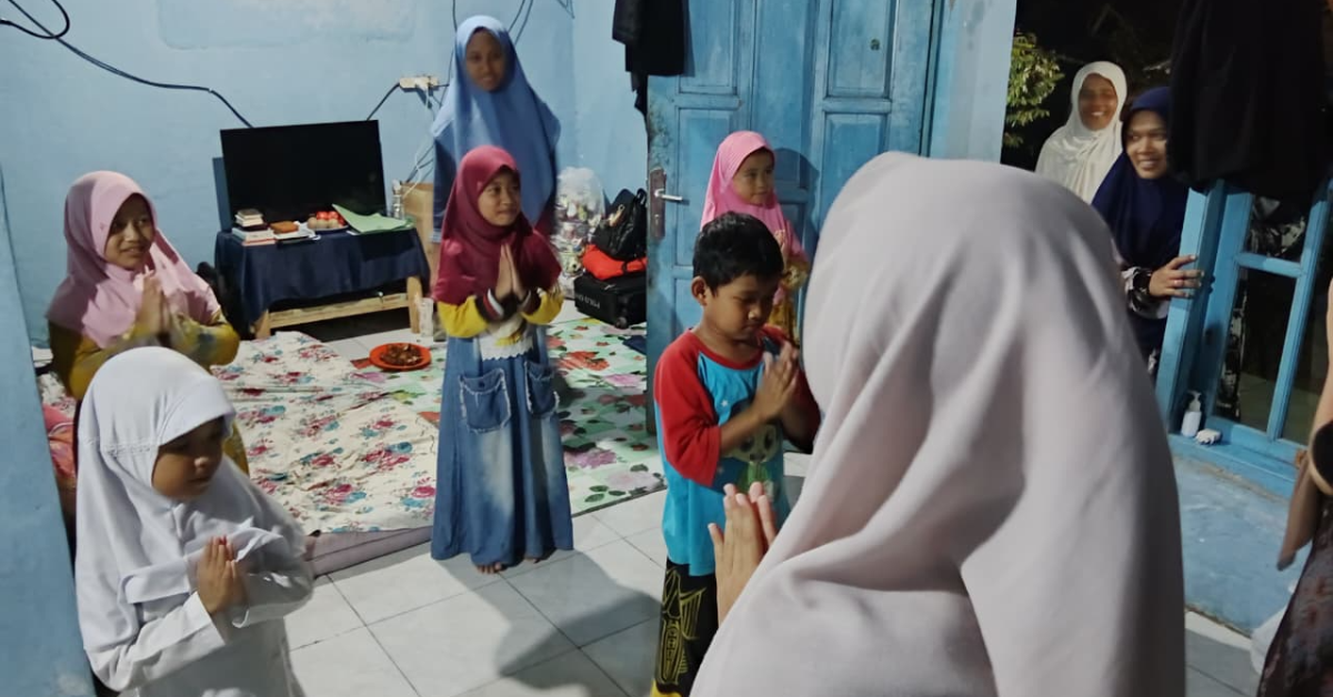 Mengajar tarian islami kepada anak-anak