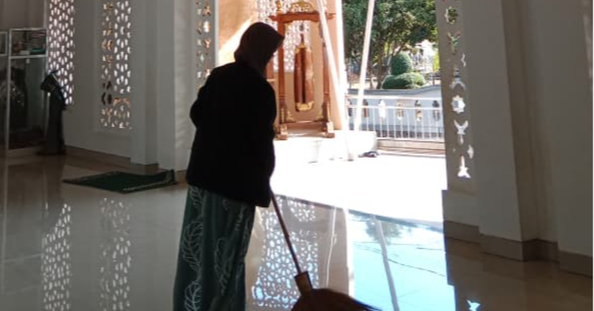 Bersih-Bersih Masjid Baitul Amin