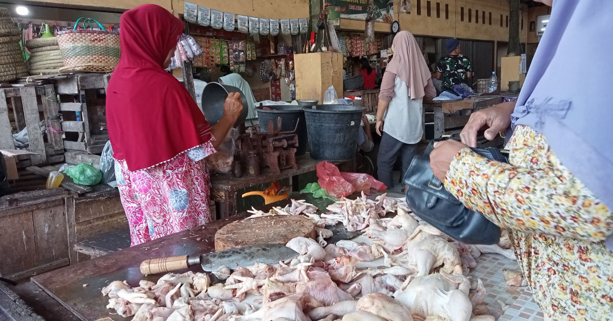 Membantu ibu posko belanja ke pasar 