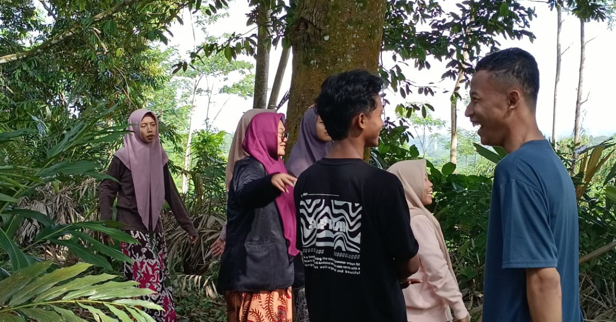 Anggota PPL Kelompok 7 Berkebun dan Panen Durian Bersama Ibu dan Bapak Posko