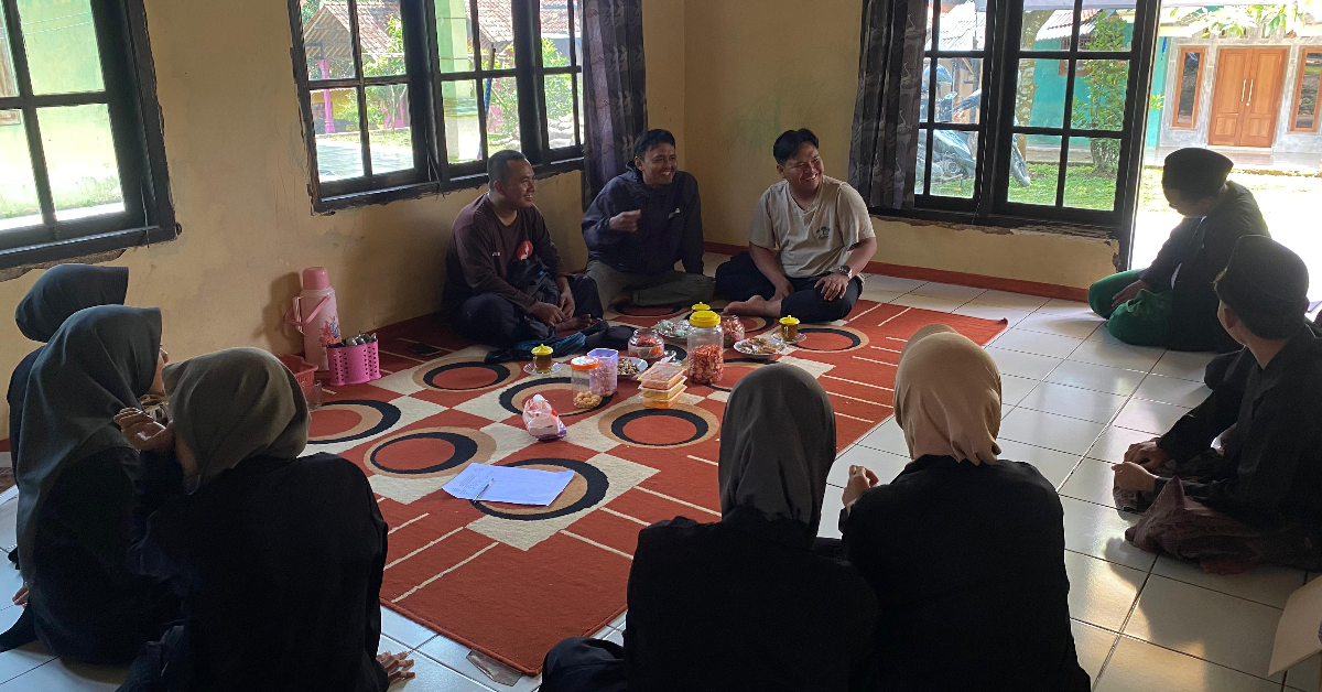 Kunjungan Bapak guru ke Posko