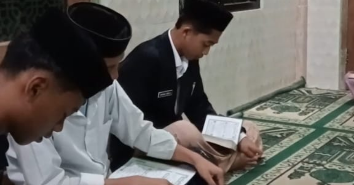 khataman Al-Qur'an bersama masyarakat sekitar posko