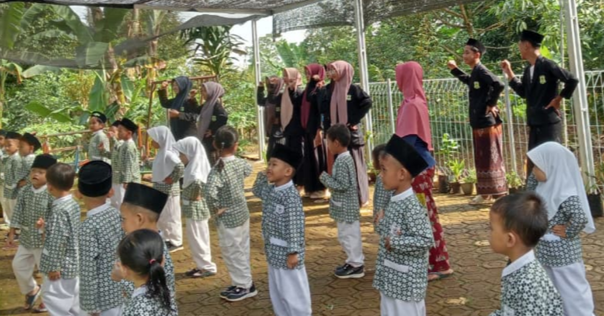 Senam dan bermain bersama anak-anak Paud Al Falah