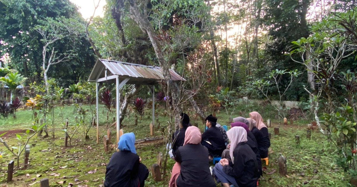 Ziarah Ke Makam Kyai Hamim Bin Qasim Di Desa Dororejo