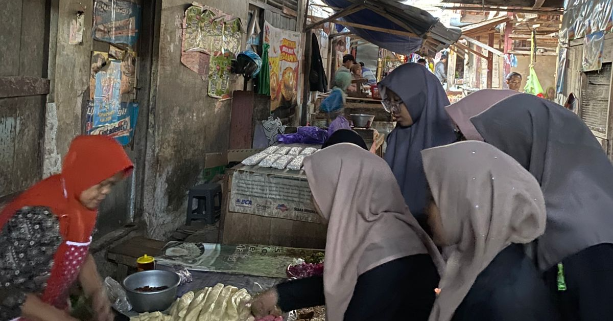 Belanja Ke Pasar Bersama Tuan Rumah 