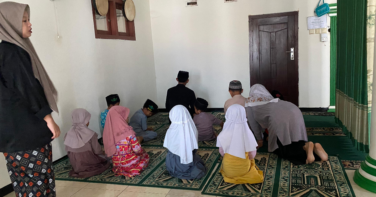 Praktek Wudhu dan Sholat Subuh jilid 1 di TPQ Nurul Hidayah Desa Rogoselo