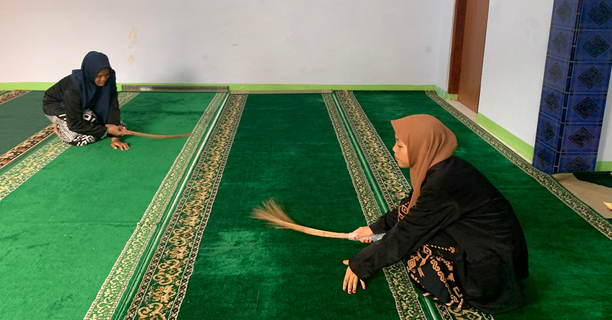 Bersih bersih mushola