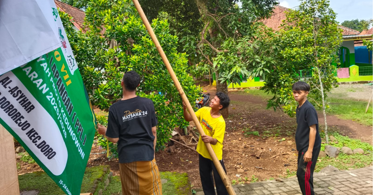 Anggota PPL Kelompok 7 Melaksanakn Bhakti Sosial Membersihkan Mushola dan Sekitar Posko