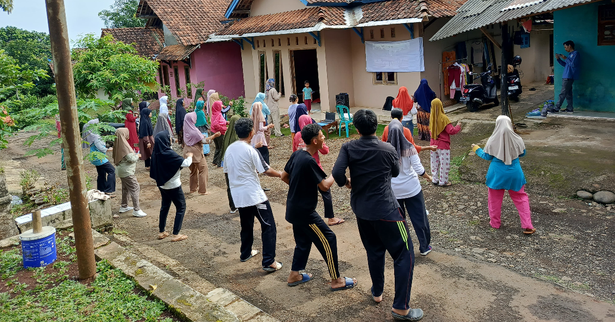 Mengikuti senam lansia di Dukuh Tembelang kulon Desa Rogoselo
