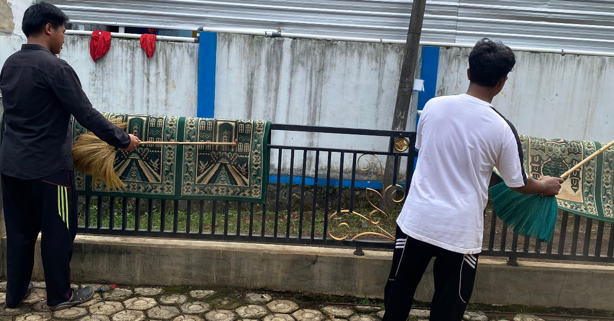 Melaksanakan bakti sosial membersihkan Musholla, TPQ, posko dan lingkungan sekitar