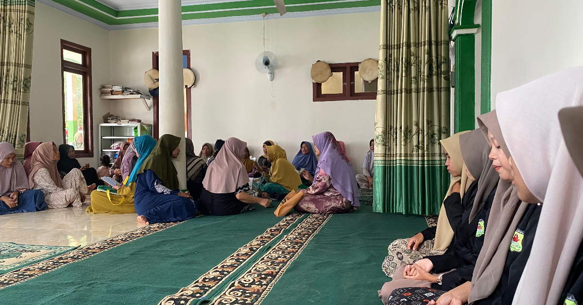 Mengikuti Ibu-ibu Jamaah Tahlil 