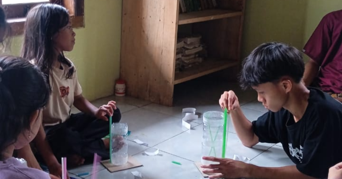 Membuat Hasta Karya Besama Anak -anak Sekitar