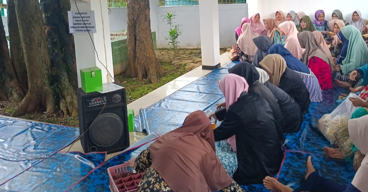 Ziaroh Bersama Ibu-ibu Setempat Ke Makam Bromo Kendali