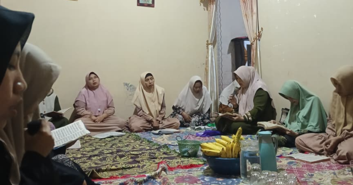 Anggota PPL Kelompok 7 Mengikuti kegiatan Rutinan Maulid Al-Barzanji