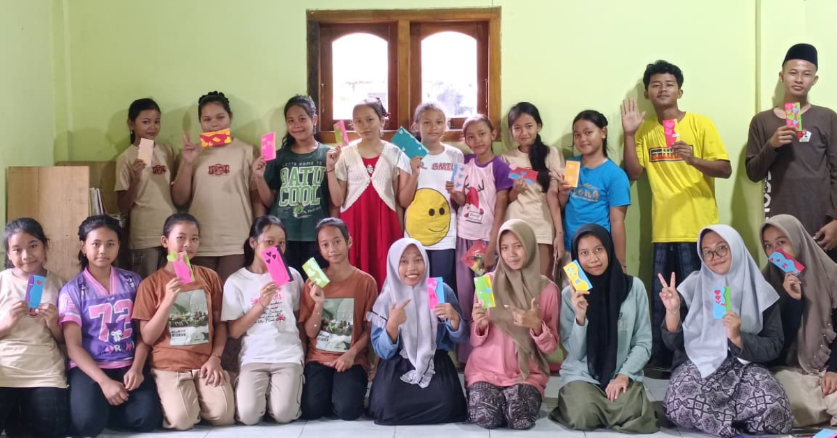 Membuat Hasta Karya untuk Hari Ibu Bersama Anak-anak Sekitar