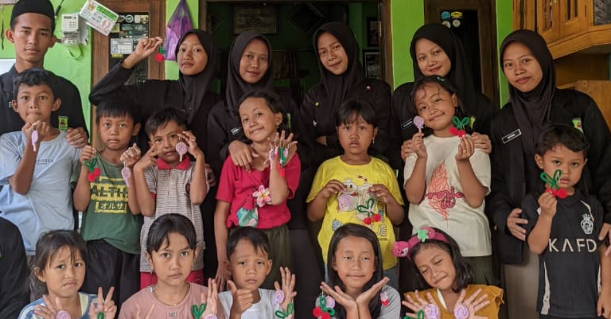 Membuat hasta karya bersama anak-anak Dk. Blendo Tengah di posko