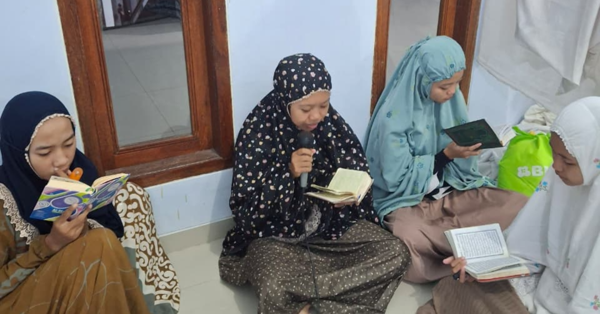 Melakukan Tadarus Al Qur'an