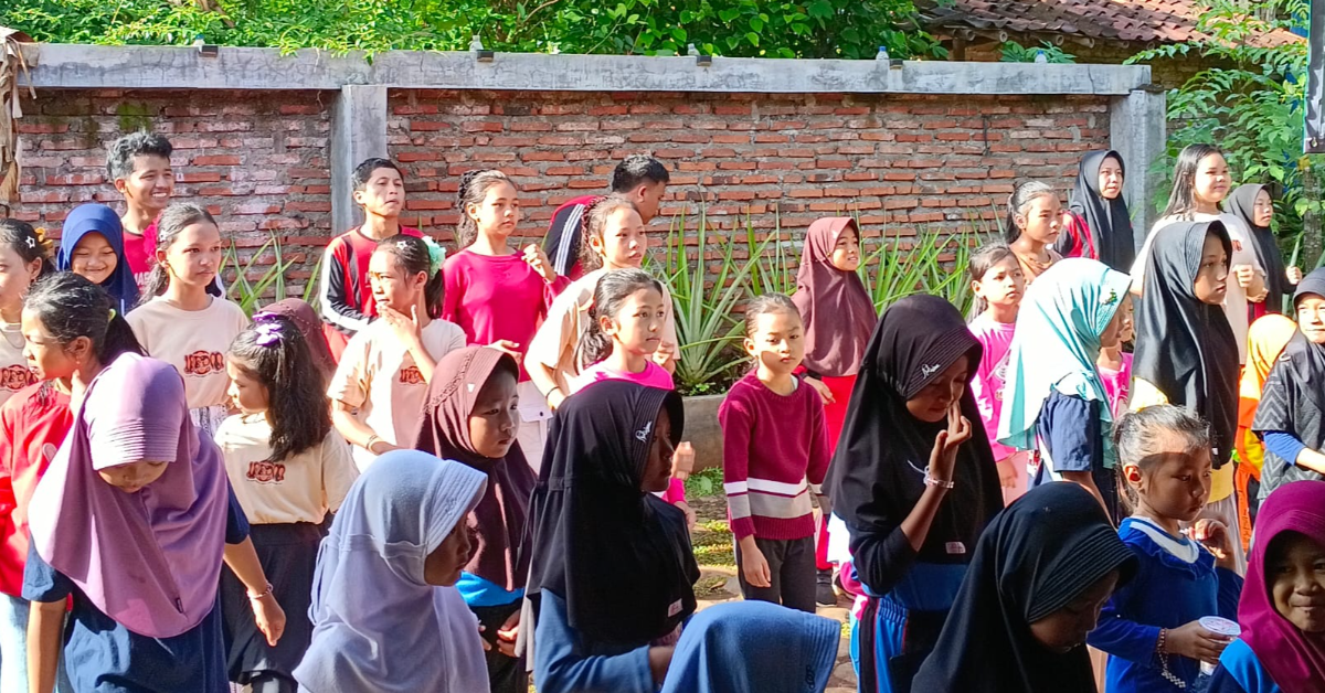 Jalan Sehat Bersama Anak-anak Sekitar Doromantek Dilanjut Senam Bersama dengan Kelompok 8