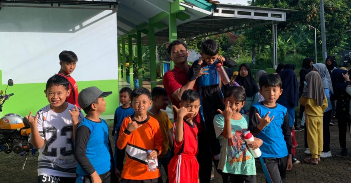 jalan sehat dilanjut lomba lomba bersama adik adik di desa dororejo 