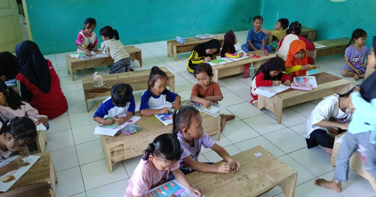 Melaksanakan Kegiatan Lomba-lomba Bersama Anak-anak TPQ Al-Asyhar