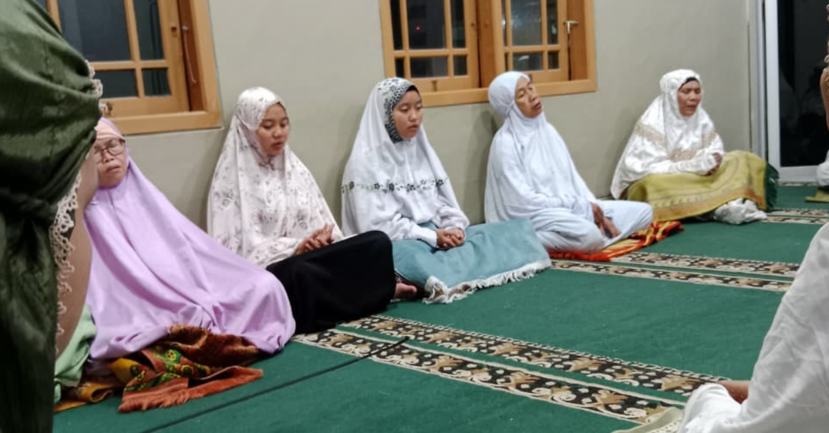 Mengikuti kegiatan rutin tahlilan dan berzanji 