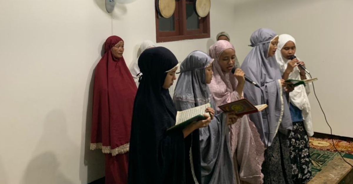 Mengikuti rutinan barzanji malam Senin bersama jama'ah mushola Nurul Jannah 