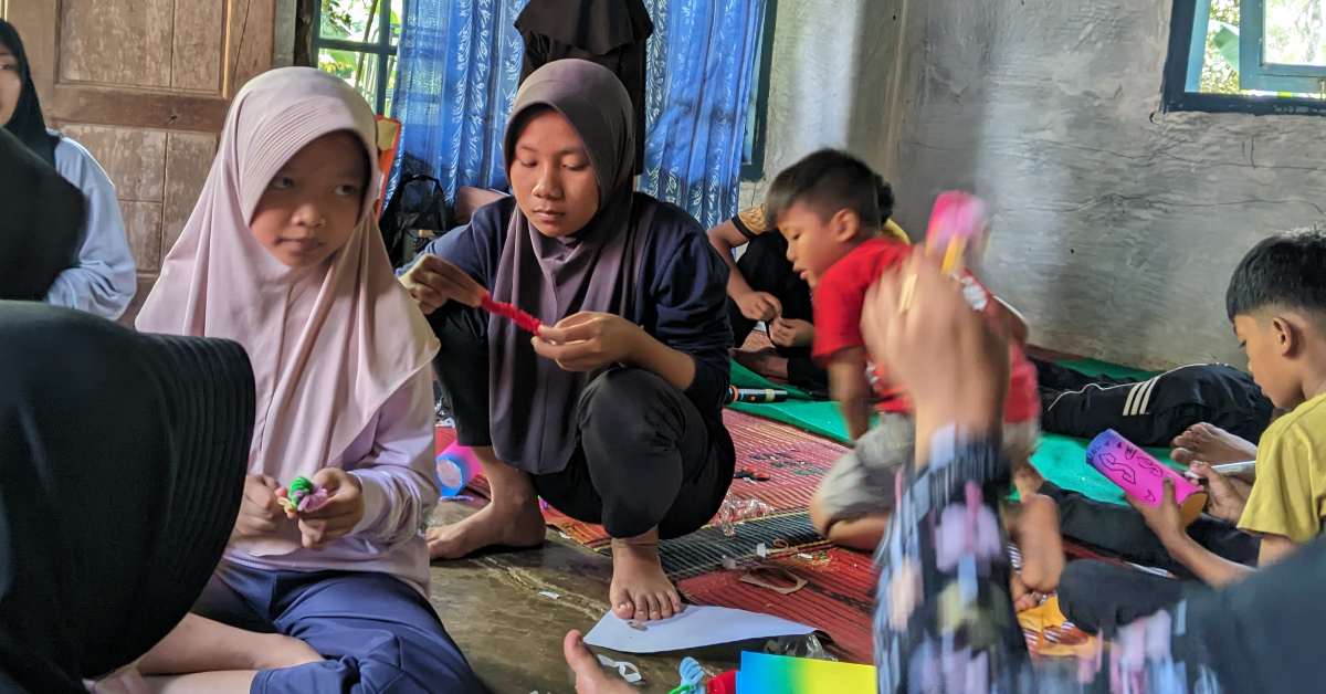 membuat hasta karya bersama anak-anak sekitar posko 