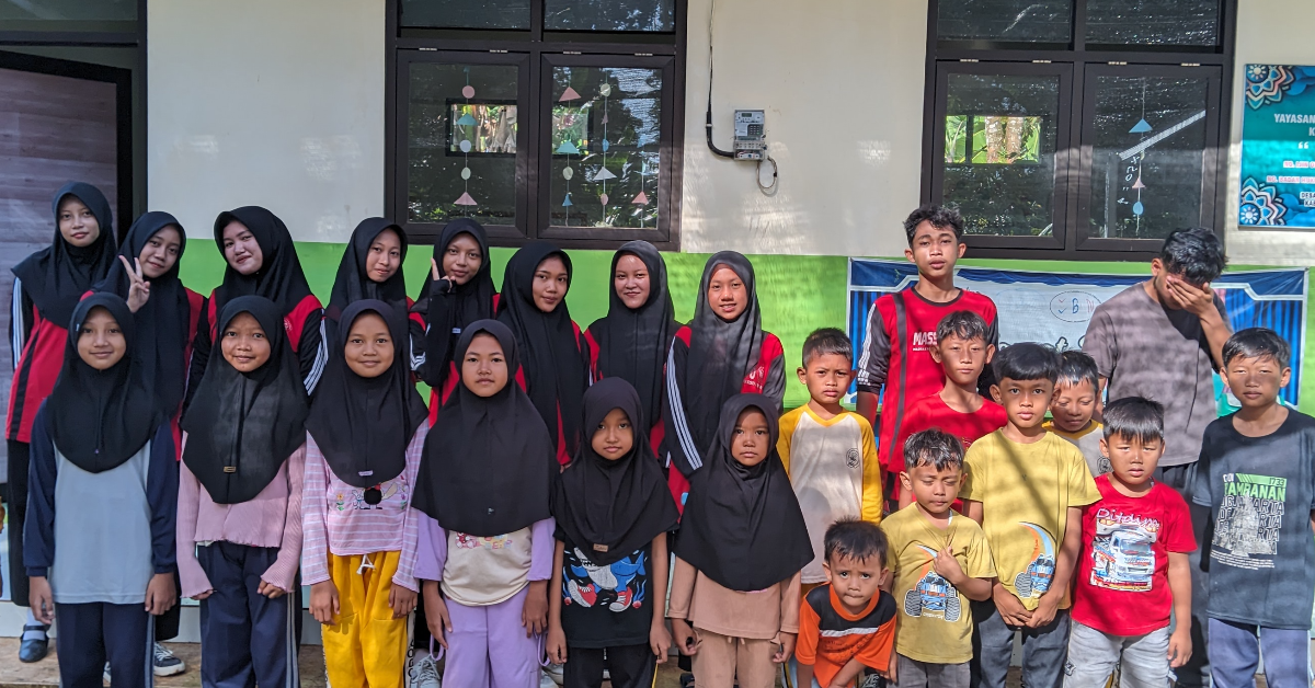 senam bersama anak-anak sekitar posko di KB Al Falah