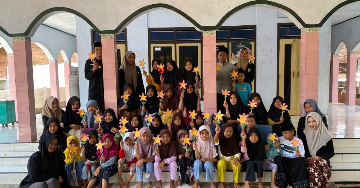 Kegiatan membuat hasta karya 